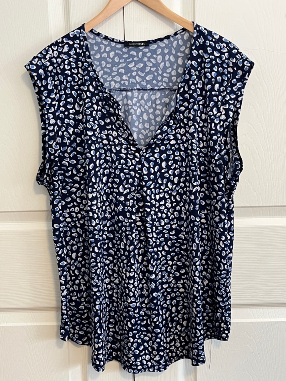 Paper moon, size 1x, women’s sleeveless tunic, dark blue with white pattern